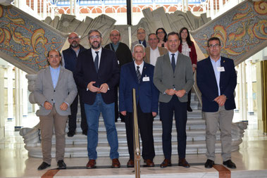 Marcos Ortuño y Víctor Manuel Martínez junto con representantes del Cabildo Superior de Cofradías Pasionarias.