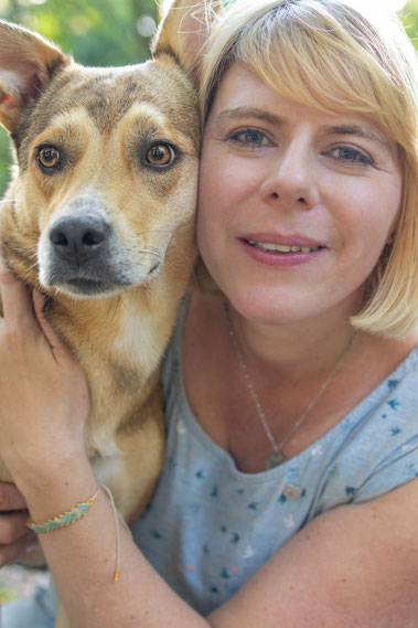 Hundetrainerin Rebecca Weiß aus Hamburg mit ihrer Hündin Maya