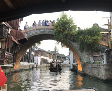 Brücke über Kanal in Zhujiajiao