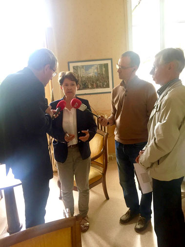 Sur la photo nous voyons Laurence de Valbray et Jean-Nicolas Bart de Cerisé proposer l’événement à la presse (on reconnaît Hubert Moritz de RCF).