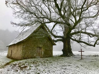 La chapelle du Mas St Jean en hiver dans ce merveilleux paysage enneigé avec son tilleul et sa croix, tout un symbole en Creuse
