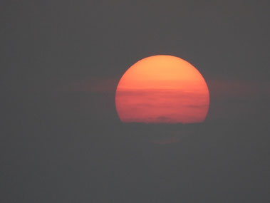 今日も最後は雲ブロック　　18：03　水平線には沈まなかった^_^;