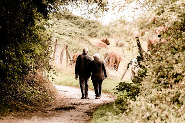 Älteres Paar geht auf einem Feldweg spazieren