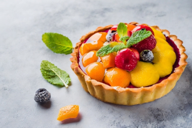 フルーツのコンポートがたっぷりのったタルトケーキ。