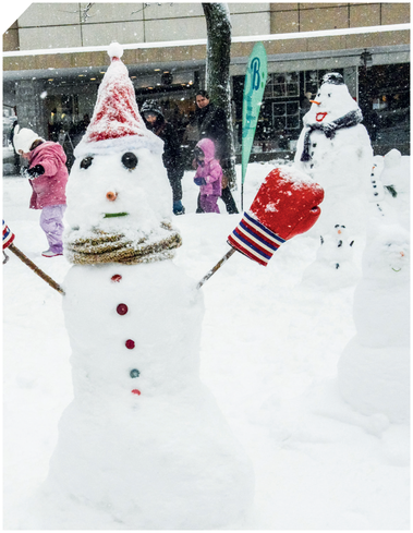 Der Schneemann-Contest ist ein Event für jun ung alt.