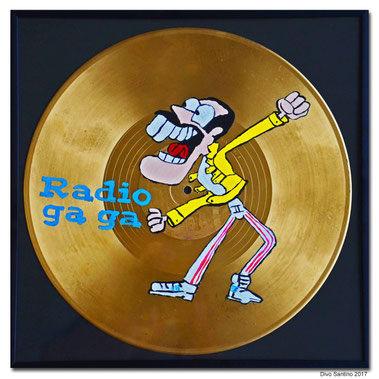 Eine goldene Schallplatte mit einer Freddie Mercury Pop-Art Karikatur und dem Schriftzug Radio Ga Ga in einem schwarzen Rahmen.