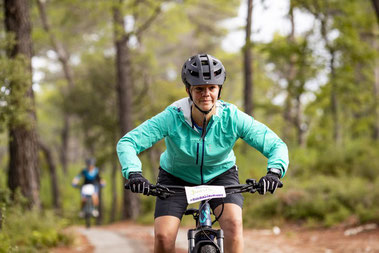 Judtih Schäfer auf einem e-MTB von Liv im Wald