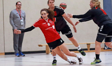 Vor allem Jessica Zithier mit zehn Toren (Bild) und Lisa Herrmann mit sieben Toren sprangen für die verletzte Josefine Hoffmann in die Bresche, so dass die Belziger Frauen am Ende siegen konnten. foto:Dirk Fröhlich