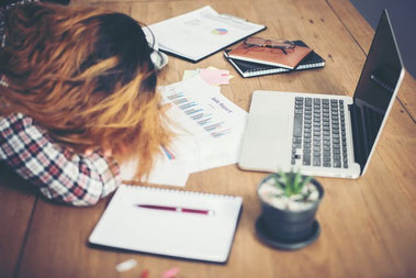 Atelier troubles du sommeil au Pertuis – Femme épuisée endormie sur son bureau, illustrant l'impact de la fatigue et l'accompagnement de Gaëlle Pagès pour retrouver vitalité et vigilance.