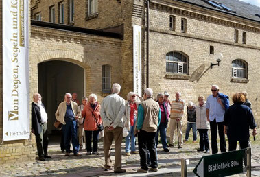 ,,Von Degen, Segeln und Kanonen“: Die Krinkberg-Mitglieder auf dem Weg zur Ausstellung in Schloss Gottorf.