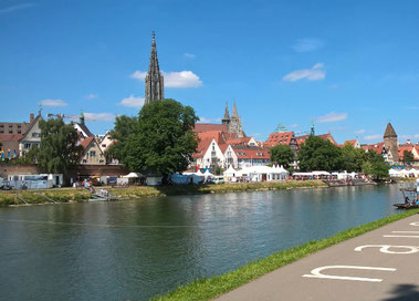Ulmer Münster und Metzger Turm von der Neu-Ulmer Seite aus gesehen beim 10. Donaufest 2016