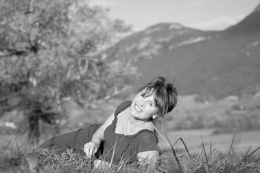 Photo de l'artiste Caroline SIMON peintre éco-féministe en Savoie dans la nature