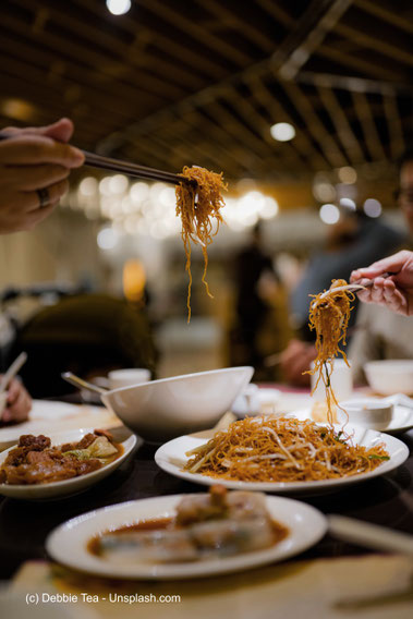 Eine typische Essensszene in einem echten chinesischen Restaurant.
