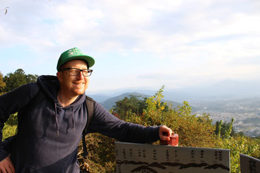 Sonnentrunkener Wanderer auf dem Gipfel des berühmt berüchtigten Hodosan