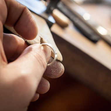 Trifft Licht auf ein strukturiertes Schmuckstück, entsteht durch das unterschiedlich reflektiere Licht ein ganz individueller Glanz. Möchtest du dir ein Schmuckstück mit dieser Oberflächenbehandlung selber anfertigen? Dann ist dieser Kurs das Richtige.