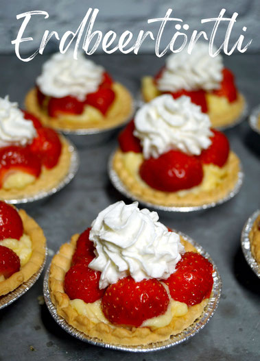 Erdbeertörtli aus der Schweiz, das sind feine Mürbeteigböden mit Cremefüllung, Erdbeeren und Sahne