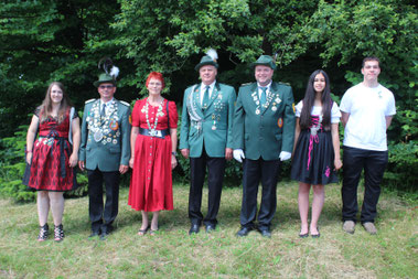 Die Majestäten von links nach rechts: Laura-Jane Gewehr, Rainer Müller, Maria Schumacher, Juriy Ulitin, Arne Langer, Thea Becker, Marvin Rose