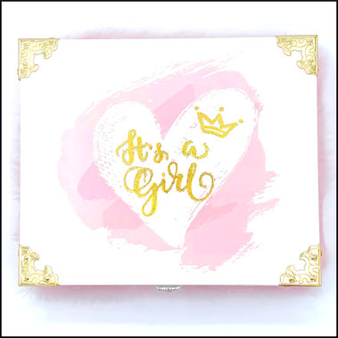Holzbox Geschenkbox in weiß für Taufe, Geburt Mädchen,personalisierbar mit Namen und Datum, Geburtsgewicht, Geburtszeit.Druck weißes Herz auf rosa Hintergrund. Die Box ist verziert mit Zierecken aus Metall.Ein Strassknöpfchen als Verschluss
