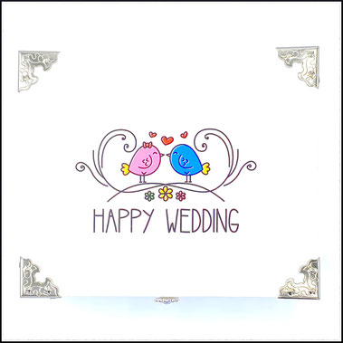 Holzbox Geschenkbox in weiß für Hochzeit.Personalisierbar mit Namen und Datum. Die Box ist verziert mit Zierecken aus Metall.Ein Strassknöpfchen als Verschluss