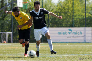 Auf dem Weg zum 1:0 für unseren FSV Schröck. Mehmet Kocak im Zweikampf mit Fernwalds Volkan Vural