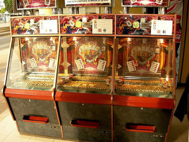 Quelle: https://commons.wikimedia.org/wiki/File:MuenzschieberCoinpusher.jpg