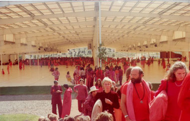 Buddha Hall em Rajneeshpuram, Oregon, durante a festa de entrega de sannyas a novos sannyasins 