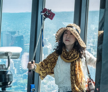 japanische und koreanische Touristen mit Selfie-Sticks - ständige Reisebegleiter in Australien
