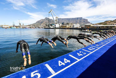 Start der Frauen mit Tanja Stroschneider beim Triathlon-Weltcuprennen in Cape Town. (Foto ITU)