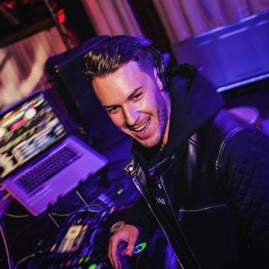 Zu sehen ist Dj Nitronic auf einem DJ Eventfoto auf einer Veranstaltung 