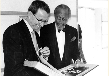Adi zeigt Percy Heath (Heath Brothers) stolz sein prallgefülltes Gästebuch