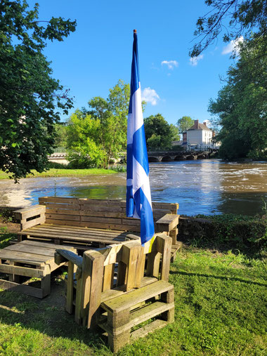 LE DRAPEAU DU QUÉBEC "FLOTTE" AU BORD DE L'INDRE.