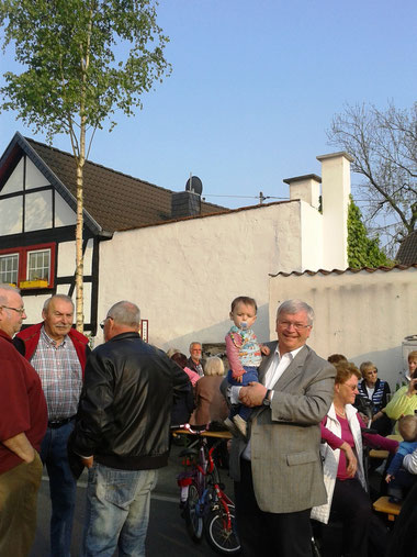 Traditionelles Maibaumaufstellen in Unkel-Heister