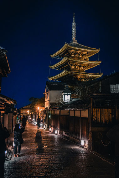 2022年最後の東山花灯路・夜の八坂の塔