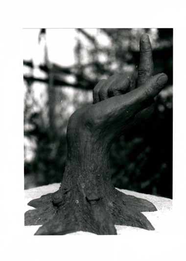 Tonskulptur Hand mit Wurzel, 1988