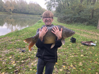 Belle carpe de 11 kg attrapée par Léo à l'étang arrière.