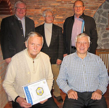 vorne; OSR Gottfried Schwarz (links), Obmann IM Herbert Kolm, dahinter die Vorstandsmitglieder IM Josef Klanner, Franz Mühlbacher und Johann Lechner