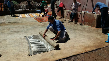 モロッコのラグ。絨毯村の男性たちの仕事は、出来上がった絨毯をキレイに洗う事。サフィ―ヤ モロッコ