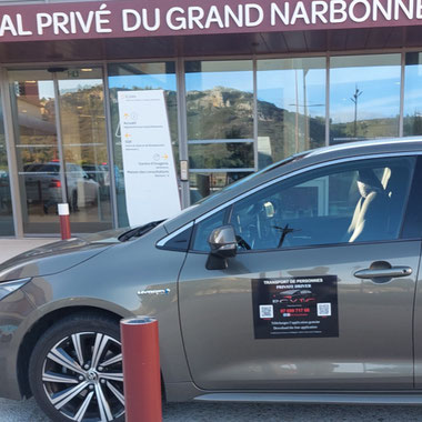 photo de la Toyota Corolla de RC VTC Narbonne en premier plan devant l'entrée de l'Hôpital Privé du Grand Narbonne, Montredon-des-Corbières.