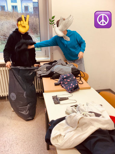 Das Lost & Found-Team der Goldbachschule hat heute zum ersten Mal die Fundsachen aussortiert. Alles, was länger als 8 Wochen bei uns gelagert war und nicht abgeholt wurde, wird nun der Ukrainehilfe Breitscheid gespendet.
