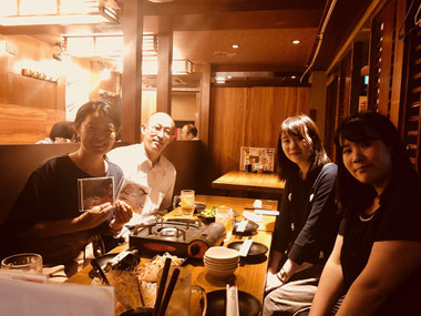 新曲のCDを持つ桜井さんと参加者の写真