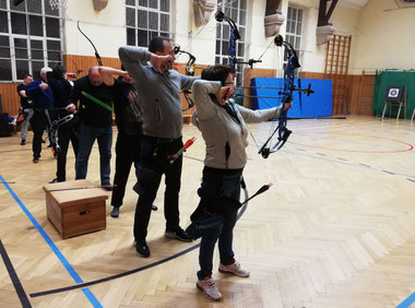 Compoundbögen in der Halle der Herderschule in Oberesslingen