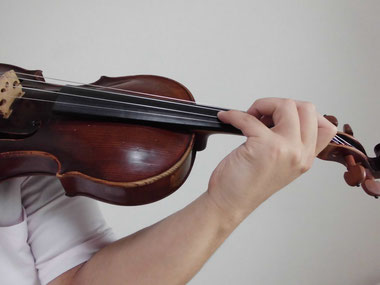 バイオリンの構え方 小田バイオリン教室