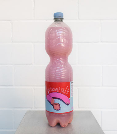 Wurstsaft, 2025, PET-Flasche, Acrylfarbe in Wasser, Silikonstückchen, 8,8 x 32,5 x 8,8 cm