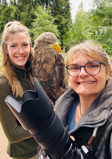 Lisa & Agathe von der Falknerei am Rennsteig und Melanie Kahl von FOTOTOUR THÜRINGEN freuen sich auf dich! (Ich glaube ich konnte gut kaschieren was ich dachte als mich Agathe so von oben, mit ihrem riesigen Schnabel anstarrte)