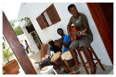 Musiker im Restaurant Fon' Banana in Povoacao Velha auf Boa Vista auf der Süd Tour von Boa Vista Tours