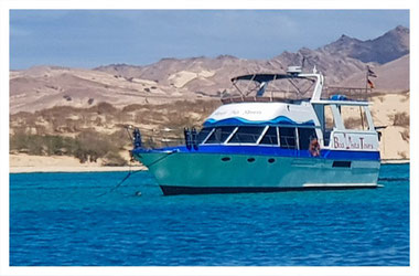 Motoryacht Simply No Stress vor Anker vor Boa Vista auf der Land & Sea Tour Tour mit Boa Vista Tours