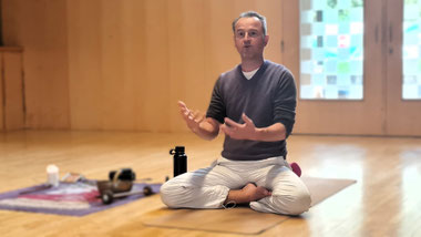 YogaLehrer bei Männer Retreat