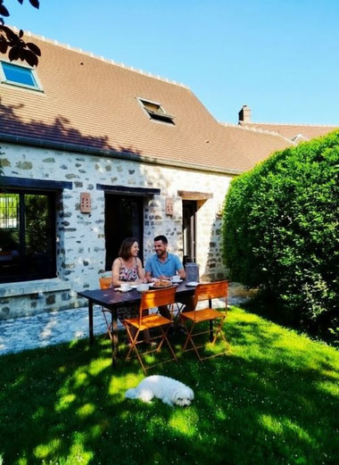 Gite senlis avec jardin clos, chiens admis, chemin de randonnées au pieds du gite et bars a toutous pour les gâters