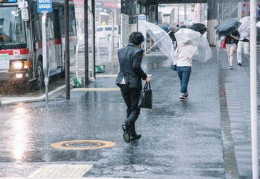 腰痛に耐える奈良県上牧町の男性