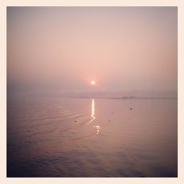 Lever du soleil sur le bateau pour Myaungmya, Birmanie, 29.01.2014